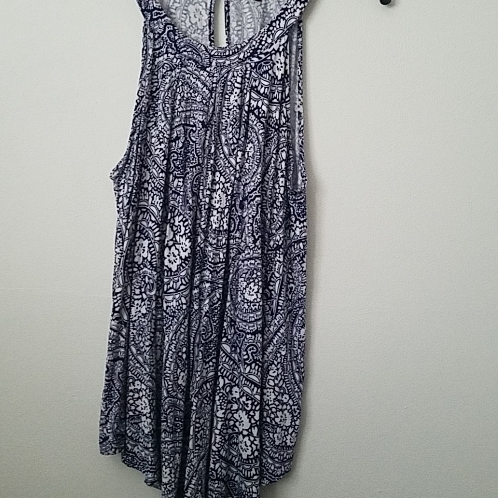 Gorgeous patterned flowy tank - Picture 2 of 4